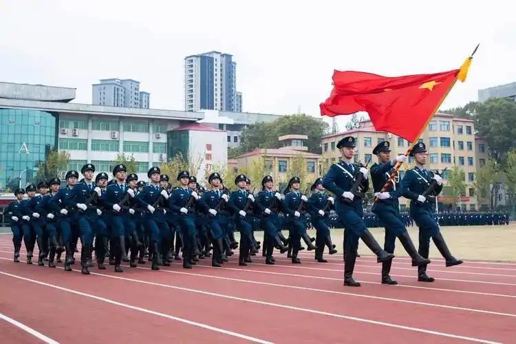 很多人当兵，第一次考上军官学校，完成了由士兵到军官身份的人生蝶变。后来又第二