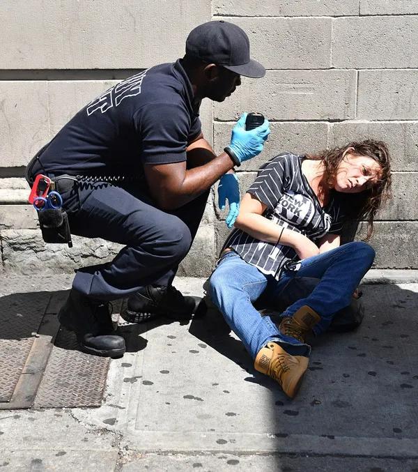美国街头实拍一幕！女子吸毒过量昏迷倒地，男友守在一旁不救人，当众叫卖：只要给钱，