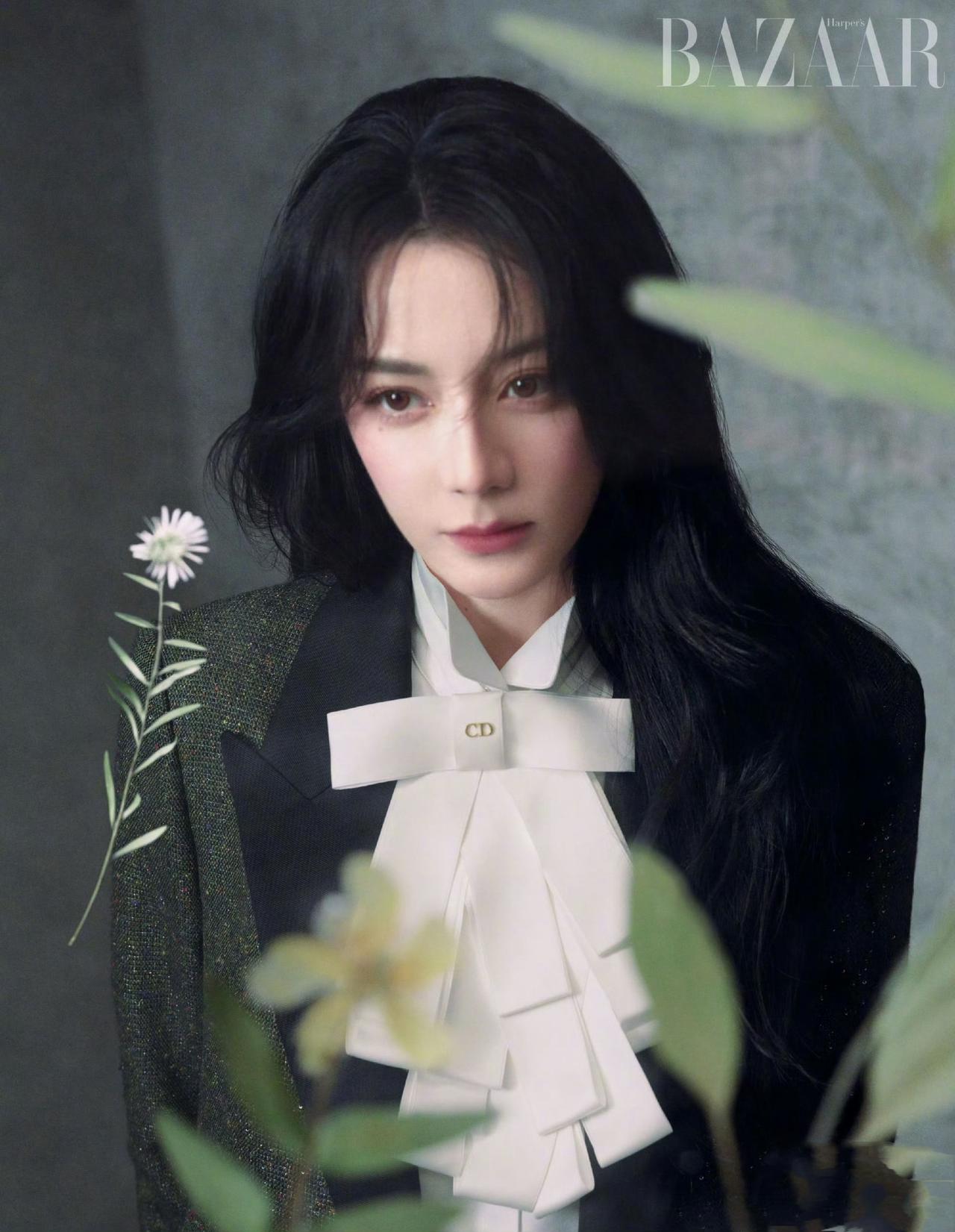 迪丽热巴：撞衫亦出彩，开年刊三连冠书写时尚传奇近日，迪丽热巴与韩国女星金智秀