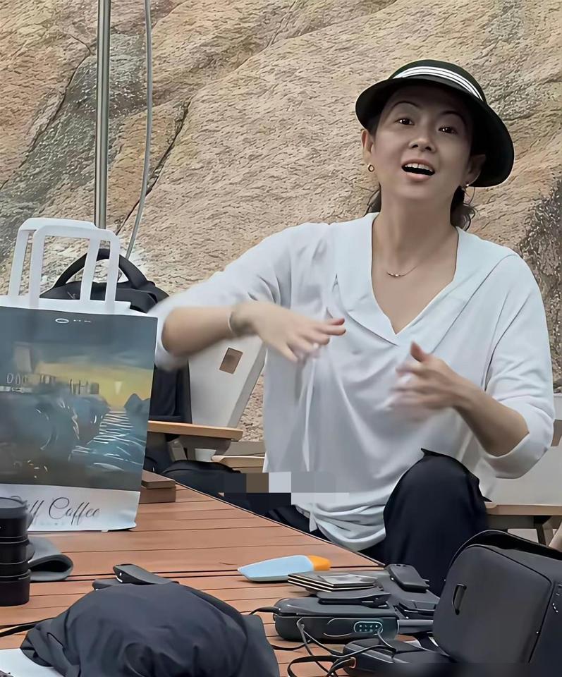 她素颜站在三亚海风里，眼角细纹清晰可见，仰头看着十岁女儿在悬崖上攀岩。手机镜头