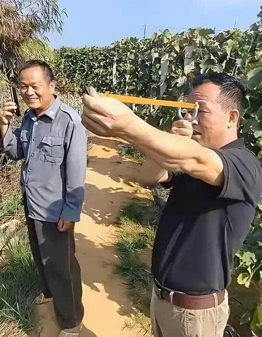 大哥这个玩弹弓的技术一看就是个行家里手，技术绝对没的说，百分之百能打中要害。