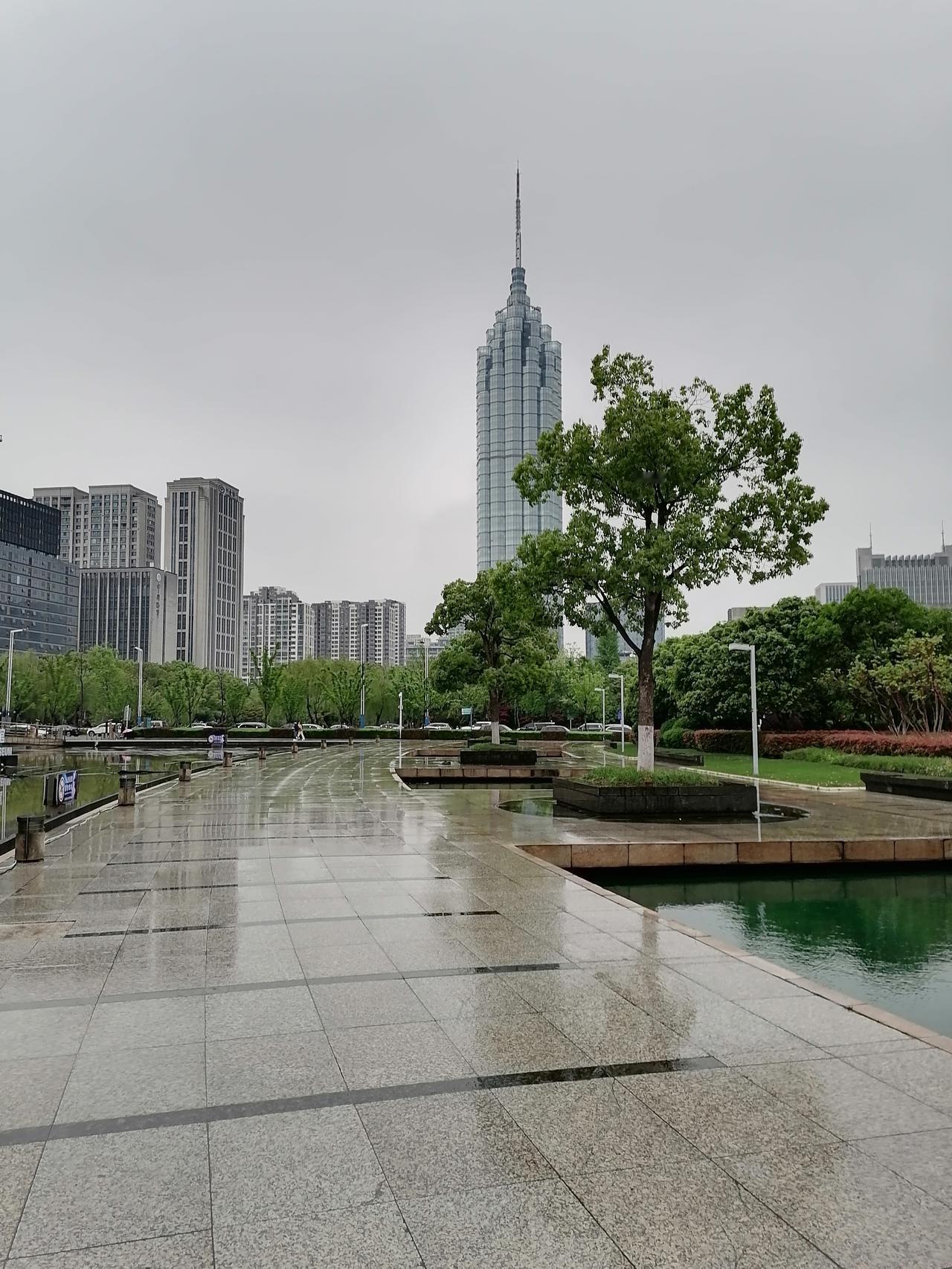 这是多年前发生的一件事。那天早晨，我刚上班，打开办公室的门，就见门缝底下塞出一