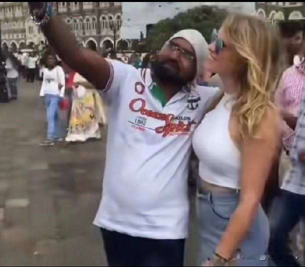 在印度，有这样一种现象，只要是有漂亮女子走在大街上，就会有印度男子主动上前搭讪，