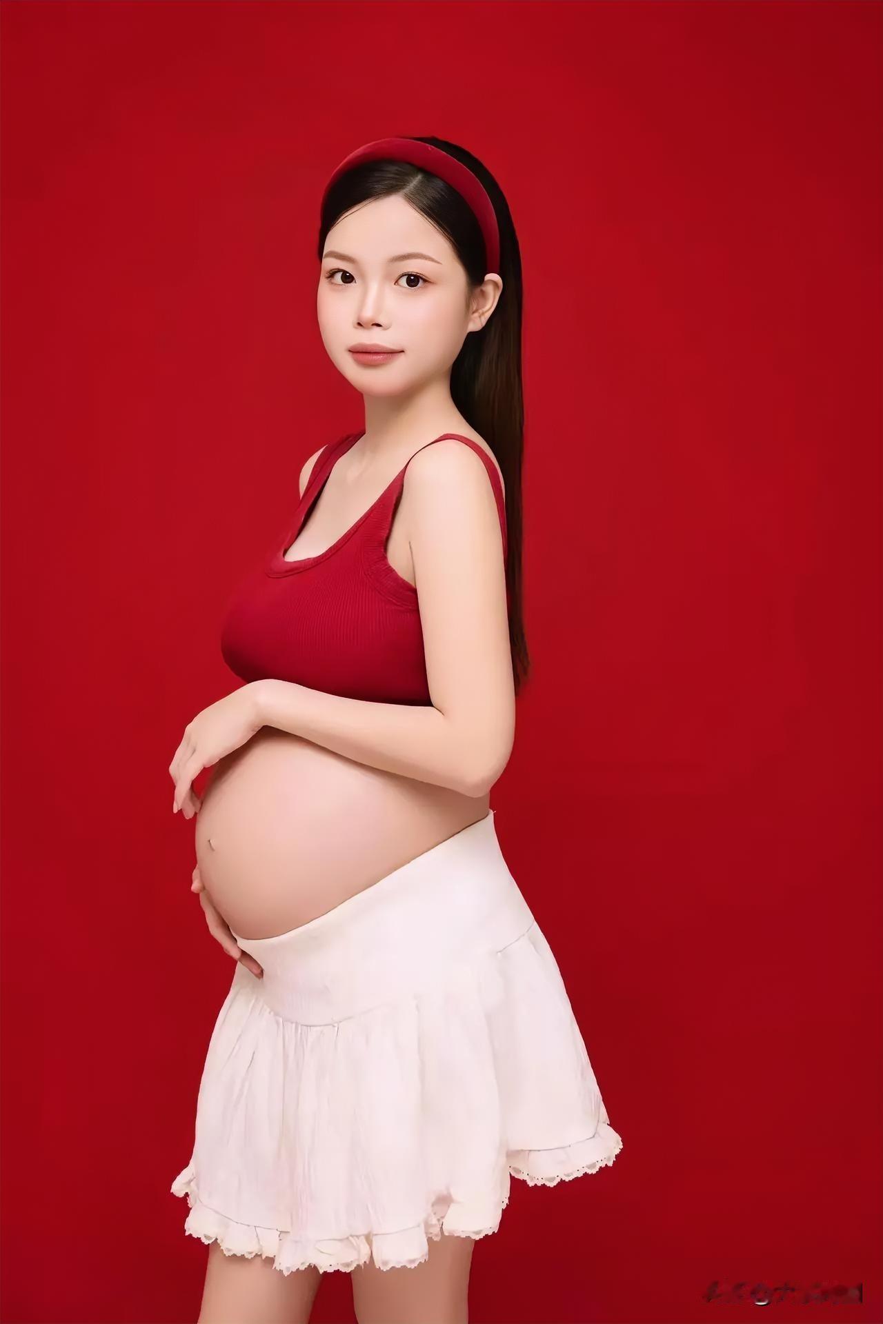 孕期的美好，隐匿于那些不经意的甜蜜瞬间之中。红衣与白裙相互碰撞，恰似热烈与温柔彼