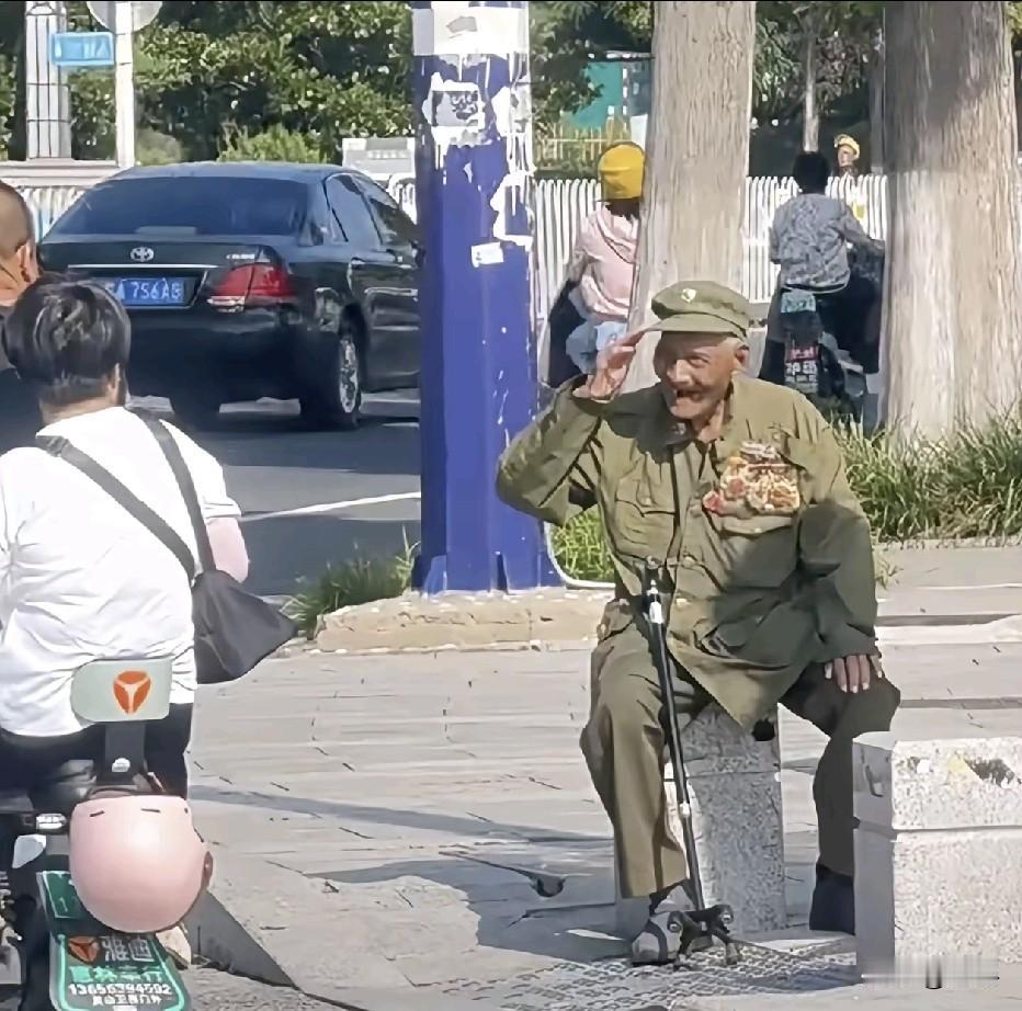赶紧下去给大爷点支烟，倒上茶