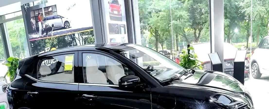 一觉醒来，看到汽车圈都炸锅了！2025年的补贴政策出来了，真是让人直啊！