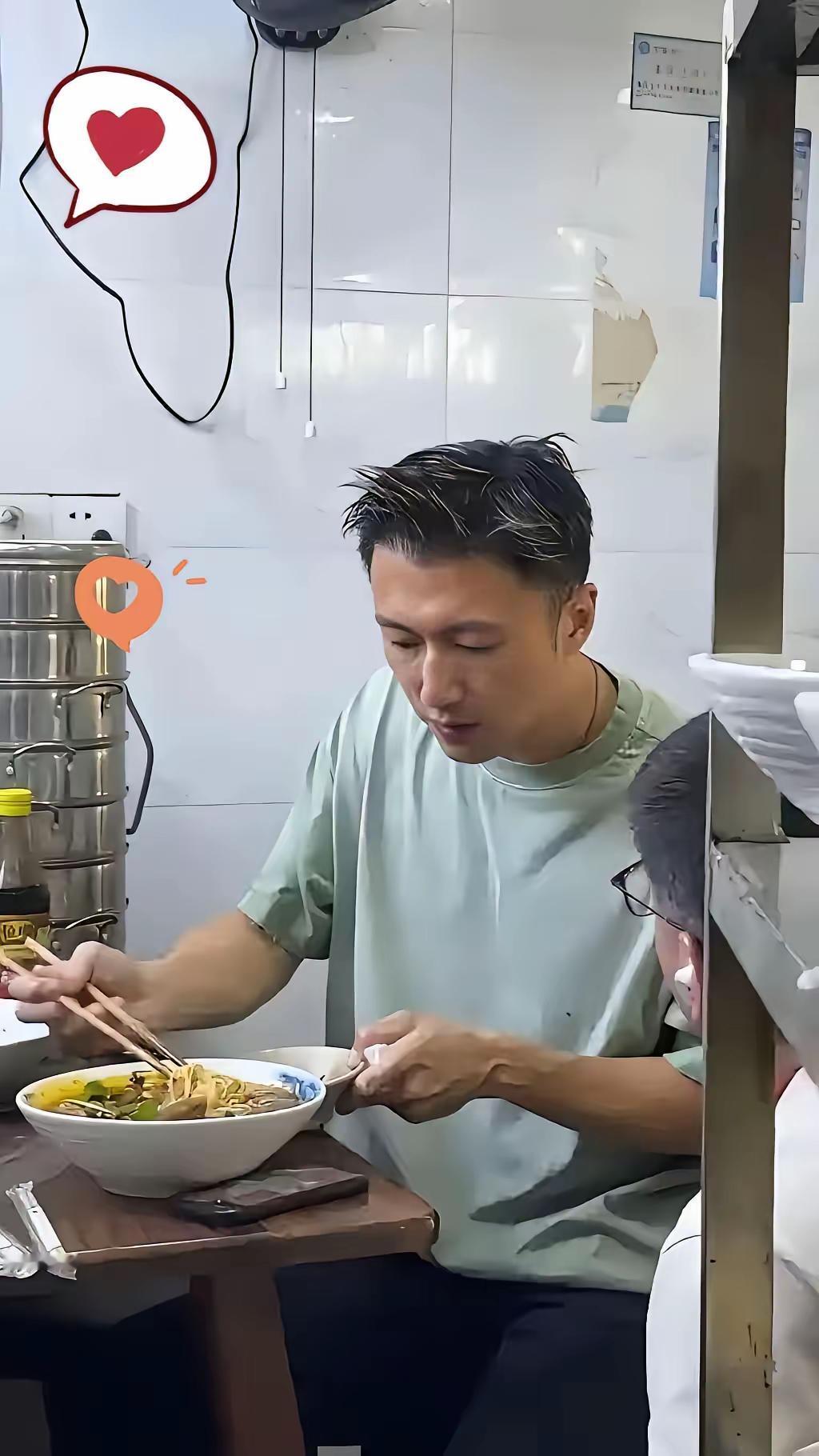 王菲这辈子都不会离开谢霆锋！原因很简单的，谢霆锋这次重庆演唱会结束，去吃面条