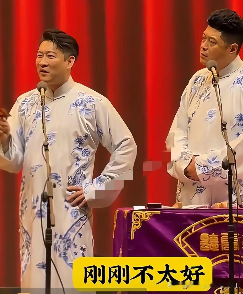 最近网上传得很热闹，说曹云金特意安排人递字条调侃郭德纲眼下的风波，不少网友看到传