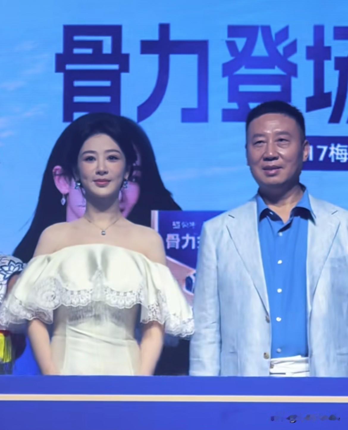 6月17日，杨紫爸爸与杨紫手牵手参加线下商务活动，今天才知道原来杨紫爸爸叫杨卫国