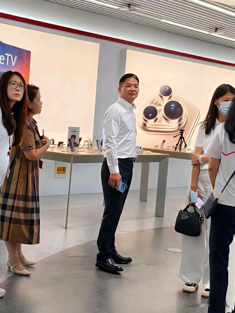 刘强东与马云的“手机之别”！大家有没有注意到，刘强东不管处于什么场合，总是手机