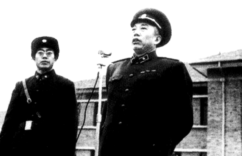 1957年，铁道兵司令王震上将遇到3个海军军官大声喝酒划拳。王司令走上前去，问：