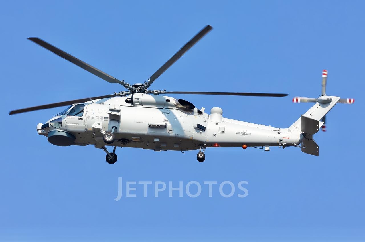 一架Z-20F舰载反潜直升机，堪称最清晰的图片之一。机身左侧通常安装有声呐浮标发