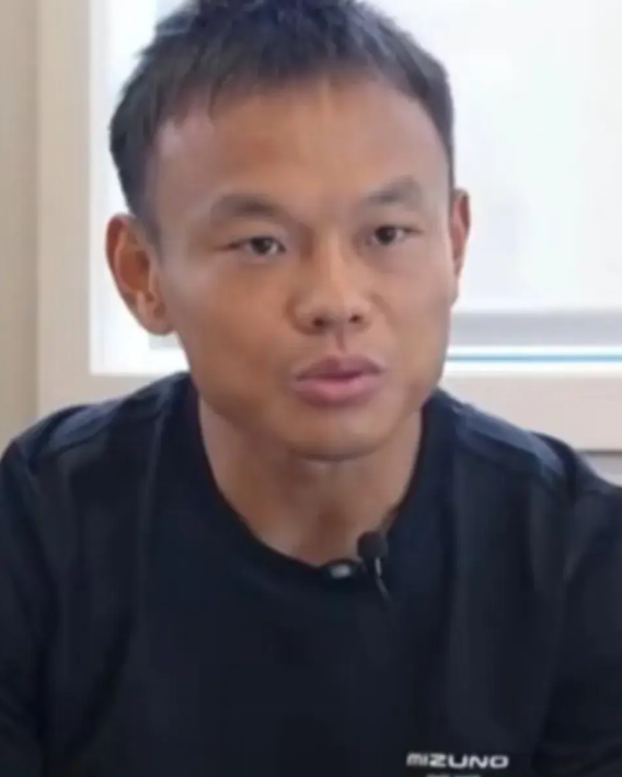 记者：周通，你对当前国足有何建议？周通：没有，我没有资格谈论这个。我在世俱杯输