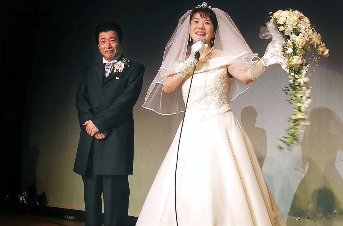 这是高市早苗2004年大婚时的一幕，43岁的高市早苗和与52岁的山本拓步入婚姻殿