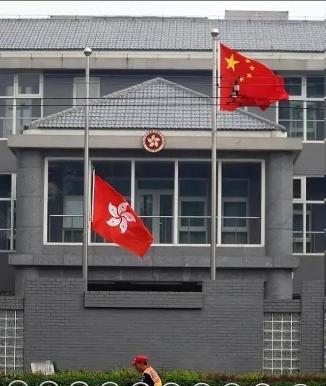香港既不向中央纳税，又没有中央财政拨款，还不发地方债，钱到底从而哪里来？《基本