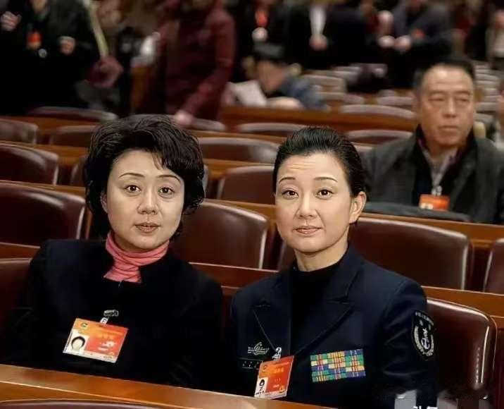 宋祖英与李胜素同框亮相，当年惊艳时光的两位美女虽添岁月痕迹，却依旧自带独特韵味～