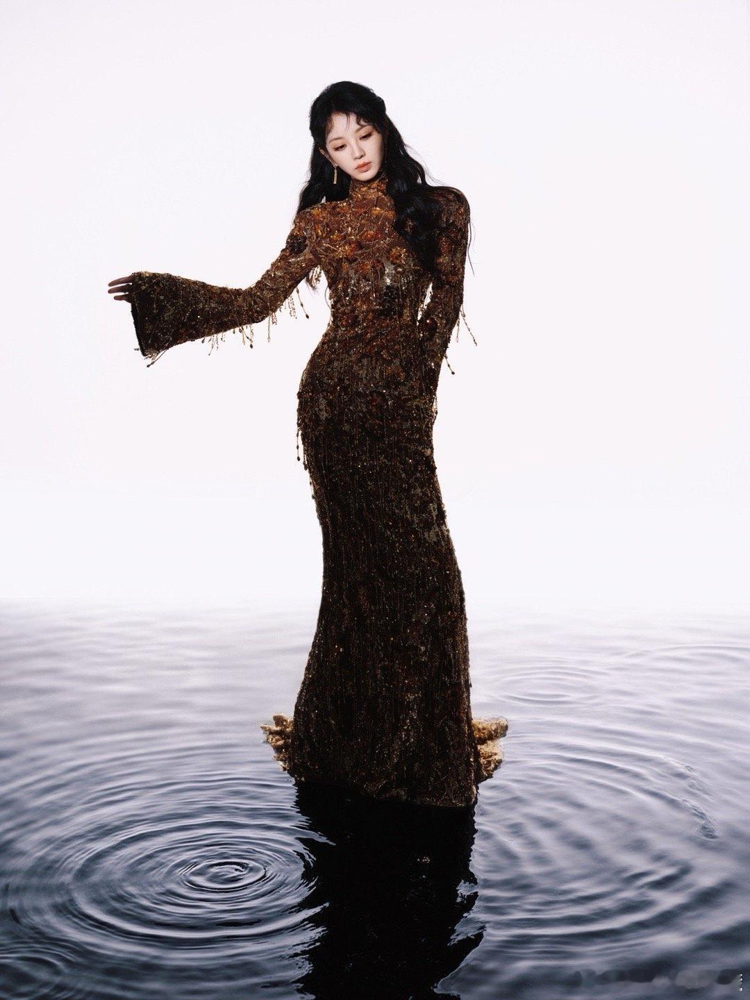 田曦薇这次造型依然老气横秋