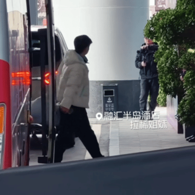 3.9日，孙颖莎和coco一起下训回酒店重庆冠军赛明天比赛开始，今天大家还都