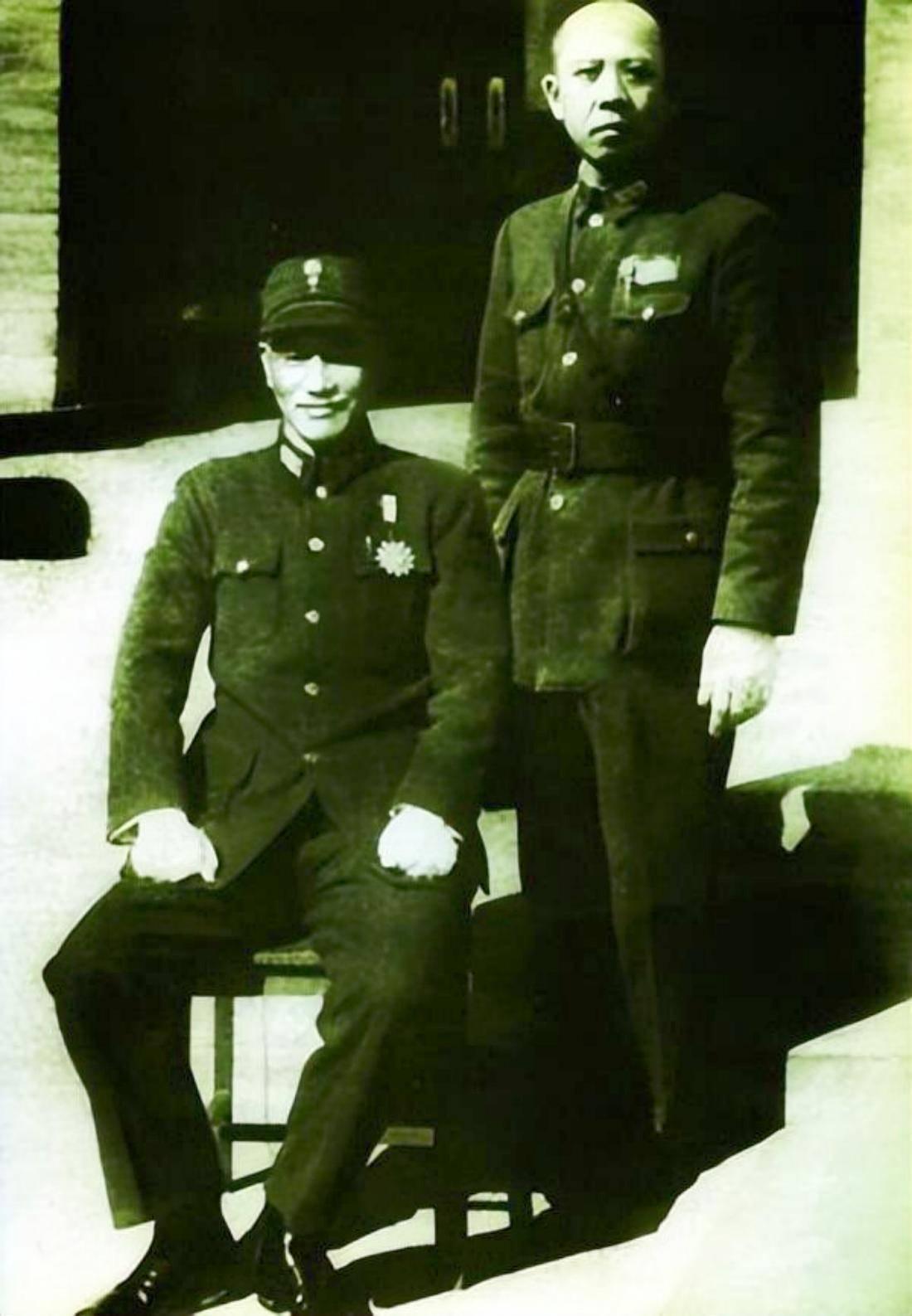 要评价黄百韬啊，其实两个字就够了：孤臣。在国民党那一堆挂满勋章的将军里，黄百韬