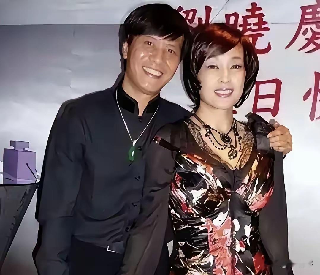 当年，刚出狱不久的刘晓庆，在生日宴会上与时任男友的阿峰，拍下的一张合影。