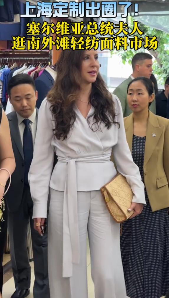 5月27日武契奇夫人逛南外滩，接待塔玛拉的女生穿着黑色刺绣旗袍，太有东方美啦！从