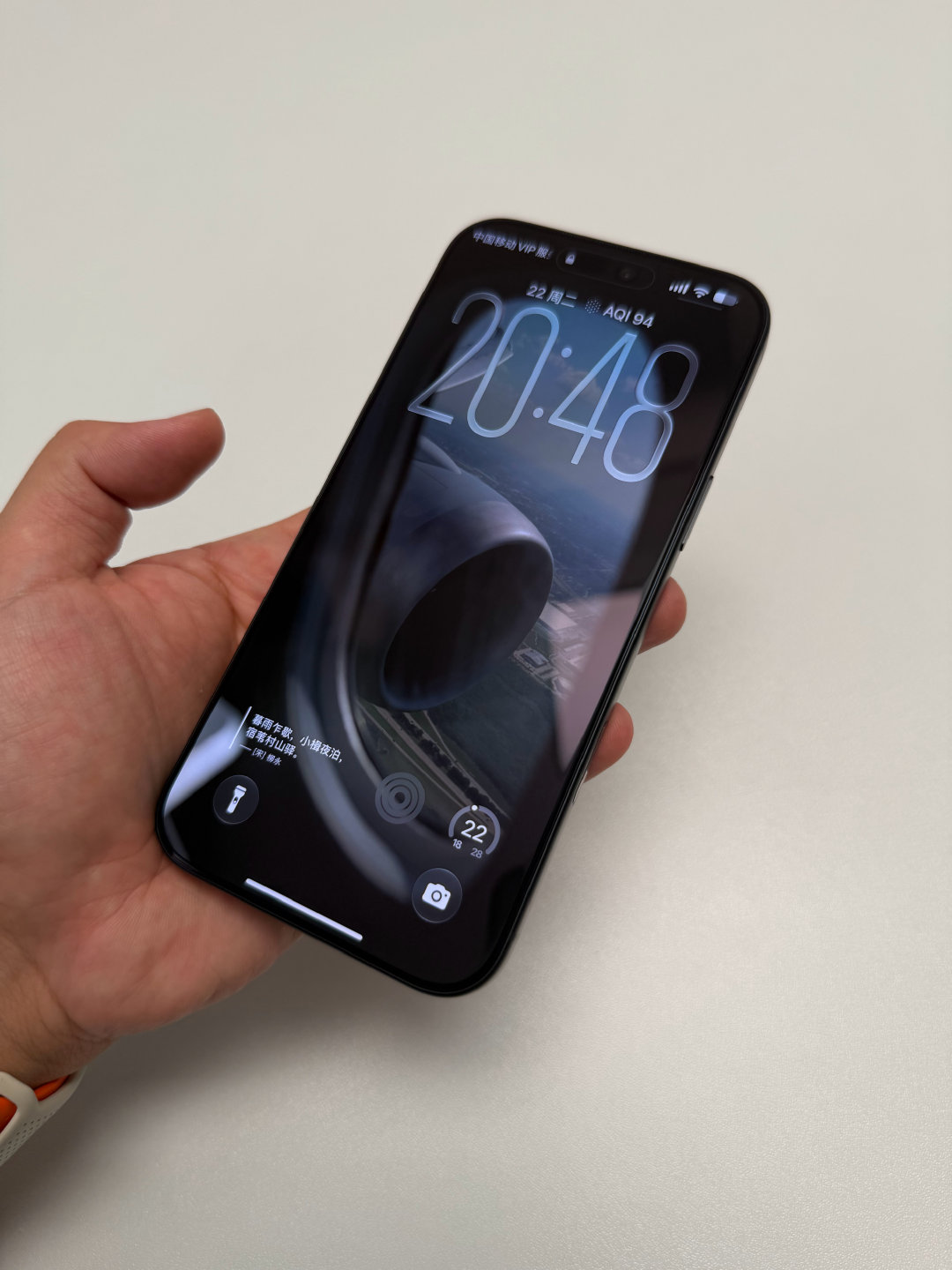 iPhone18ProMax真特么黑～玻璃背板和铝合金中框处理的最终效果简直一模一样～​