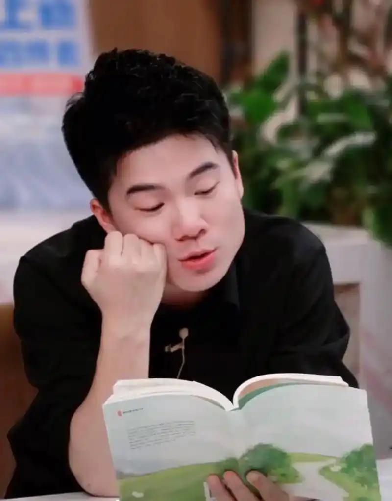 董宇辉真诚又清醒的建议：“看书，大量地看书，尽快。不要看普通文学，看政治、历
