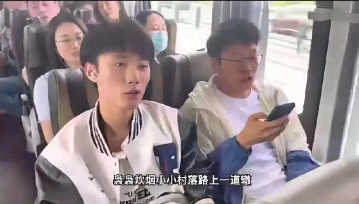 从东方甄选2022年的一次团建大巴车的座位选择上看主播们的小心思暴露无疑明