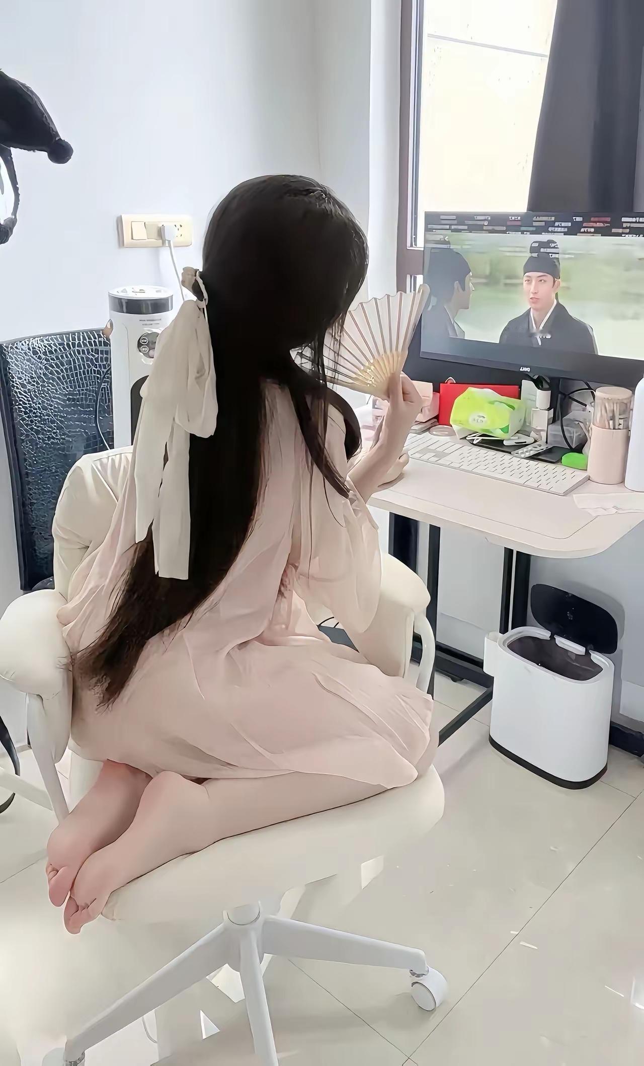 欣赏美女的背景，绝对是顶级享受啊，有时也有看看正脸的冲动，但想想还是算了，