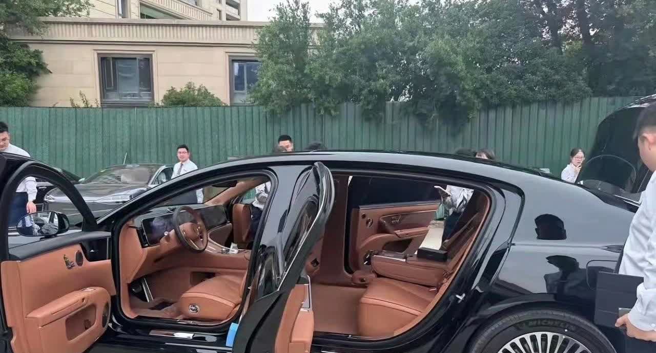 尊界s800这张图有点意思，因为是电驱，所以它干掉了D级车后排中央传动轴
