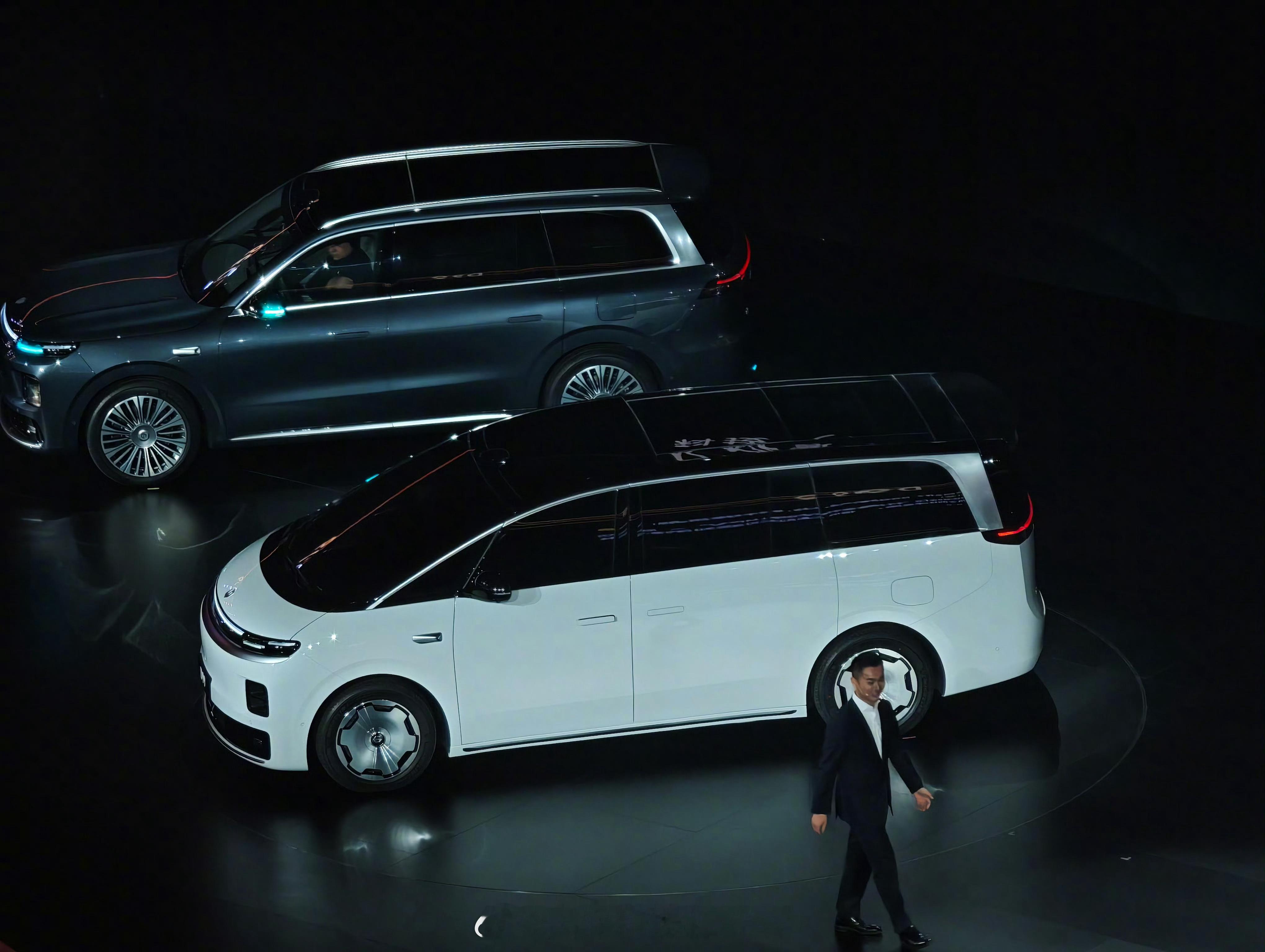 零跑首款MPV—零跑D99来了，明年是MPV的大年，许多车企蓄势待发！零跑10周