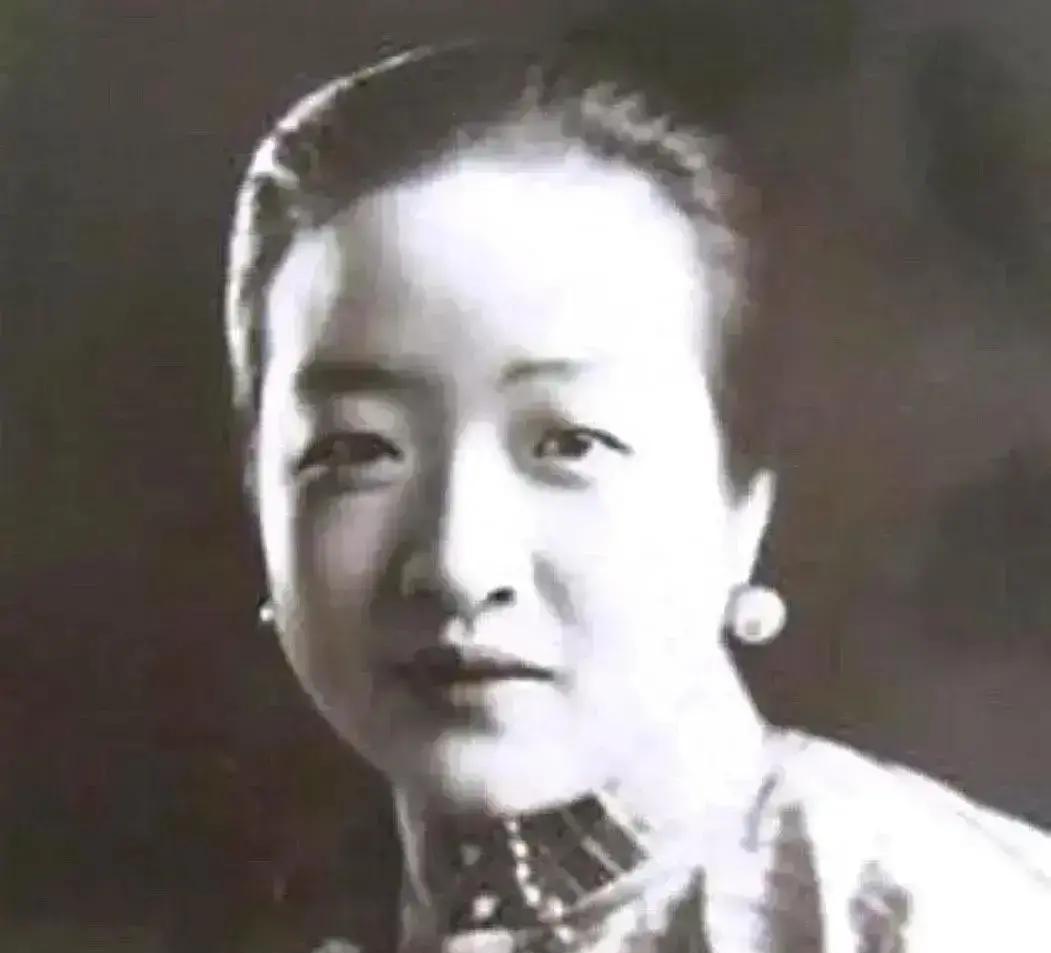 抗战胜利后，宋子文看到昔日恋人盛爱颐，深情地对她说：“好久不见，你还好吗？”谁知