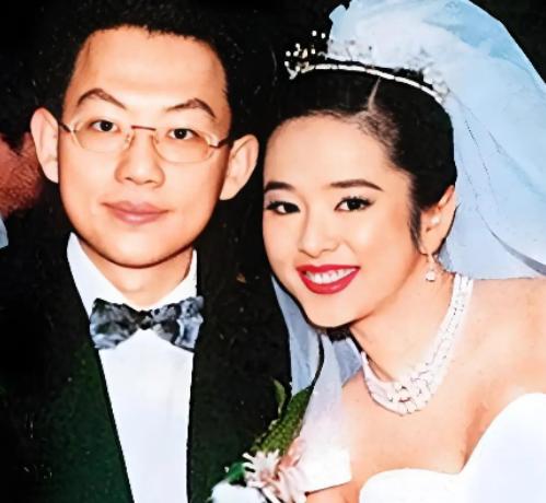 1995年，叶蕴仪拒绝了苦追她三年的林志颖，转身嫁给了千亿富豪的陈柏浩，婚后的第