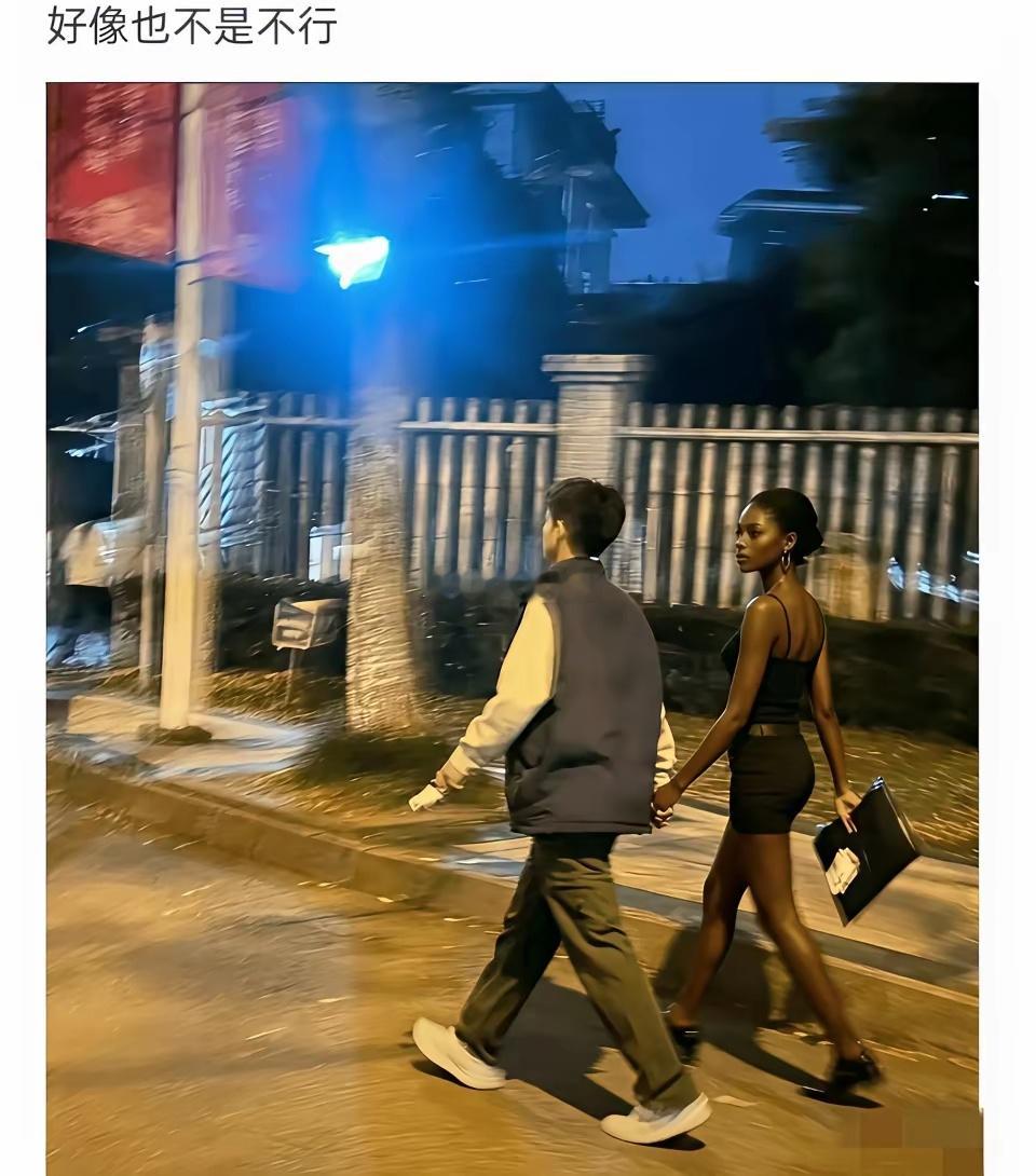 虽然是黑人，但是五官确实很美，男生也很嫩。