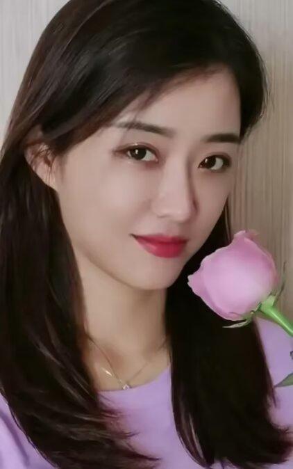 小时难受了会哭，因为解决不了，长大难受了会忍，因为改变不了，老了难受了会笑，