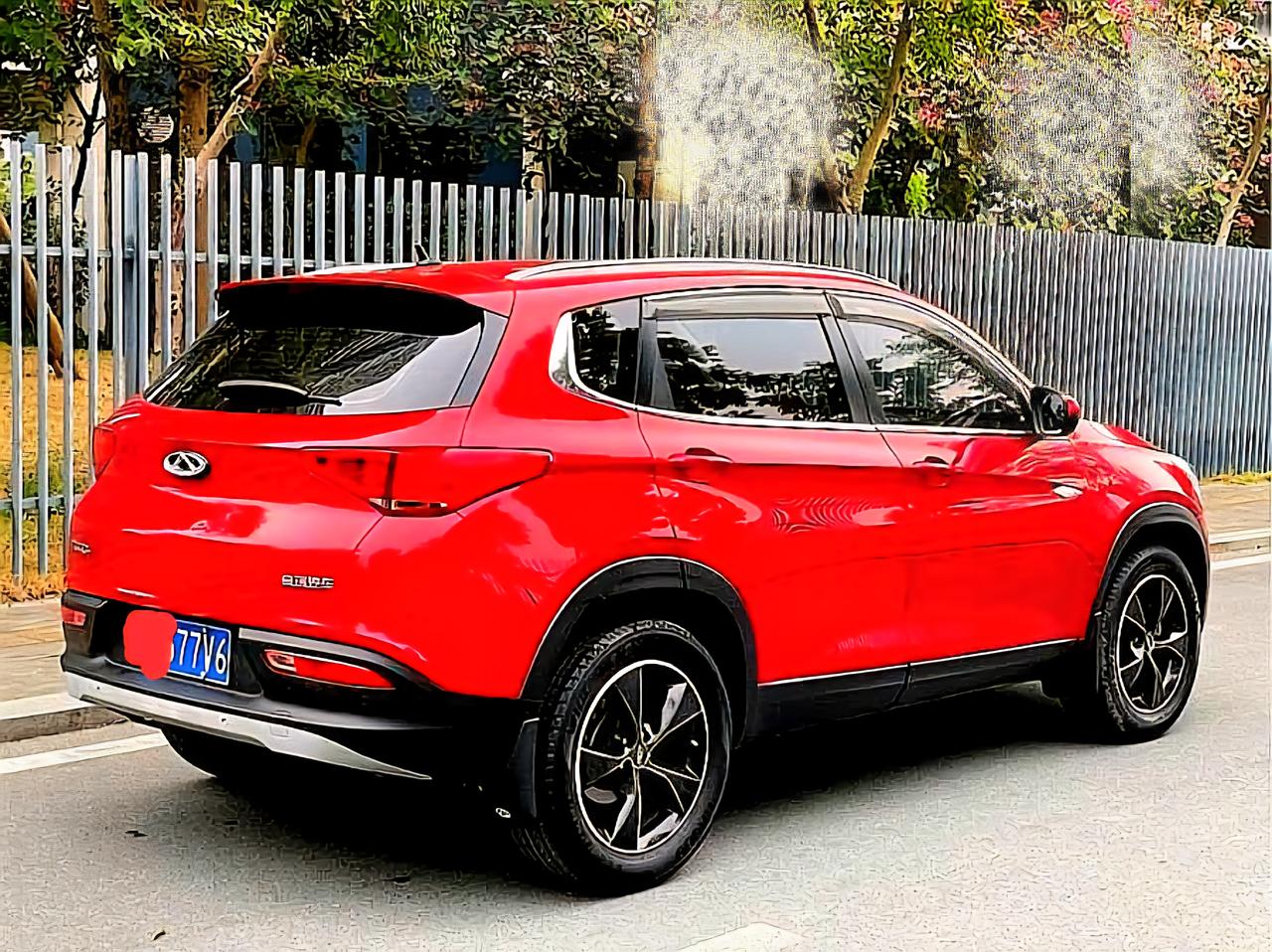 它的设计来自水的设计。非常的均匀柔和，算是个小胖墩。整车的棱角也就在于大灯，还有