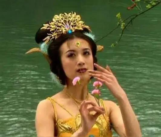 金巧巧当年在《西游记》里的孔雀公主多么美丽灵动啊。可是最近直播时痛哭说后悔动脸。