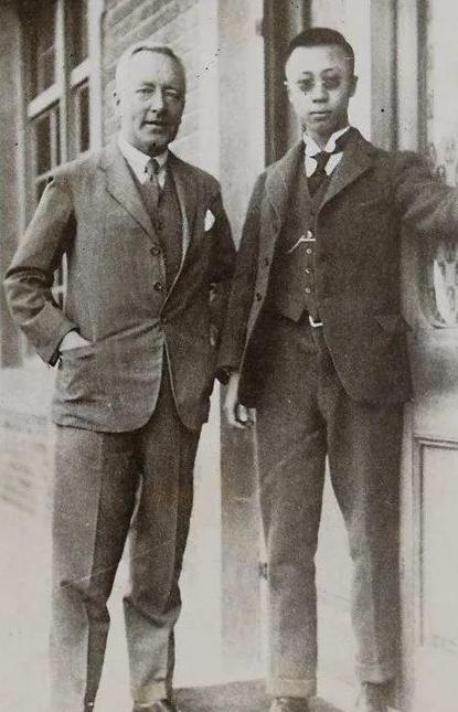 1925年，溥仪深夜来到东北王张作霖家中。一进门，张作霖立马跪下磕了一个响头，恭