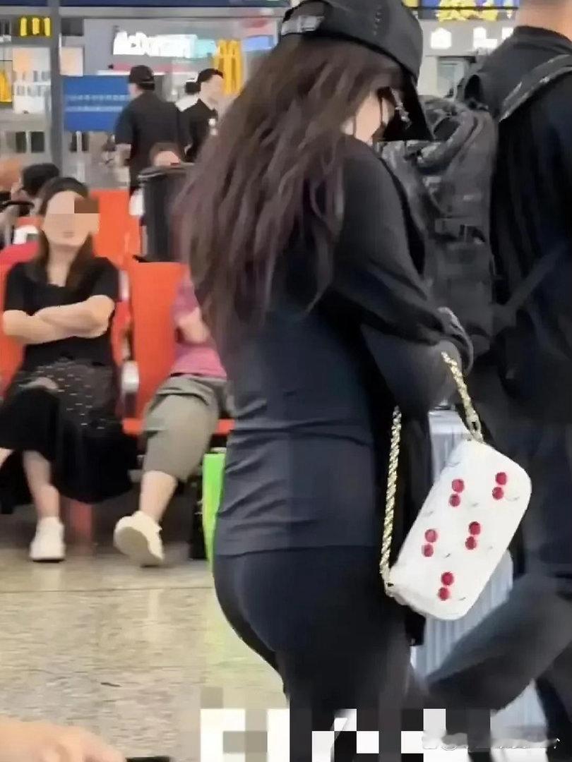 刘亦菲真人身材优越出众，体态曼妙匀称，绝佳身段尽显优雅魅力。