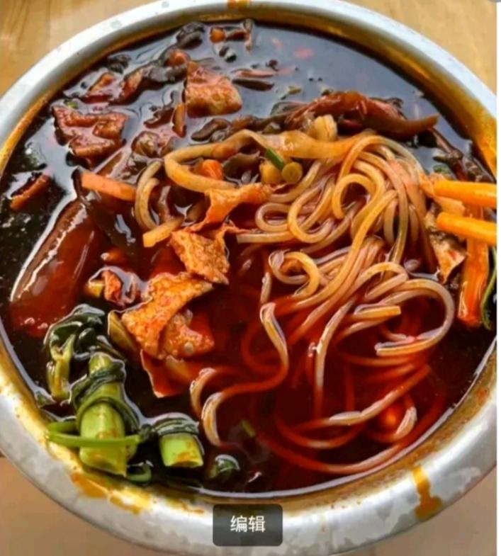 我嗜甜和辣，甜与辣是生活必备，以前我们没空做晚餐，下班就是去外面吃，有时候晚上会