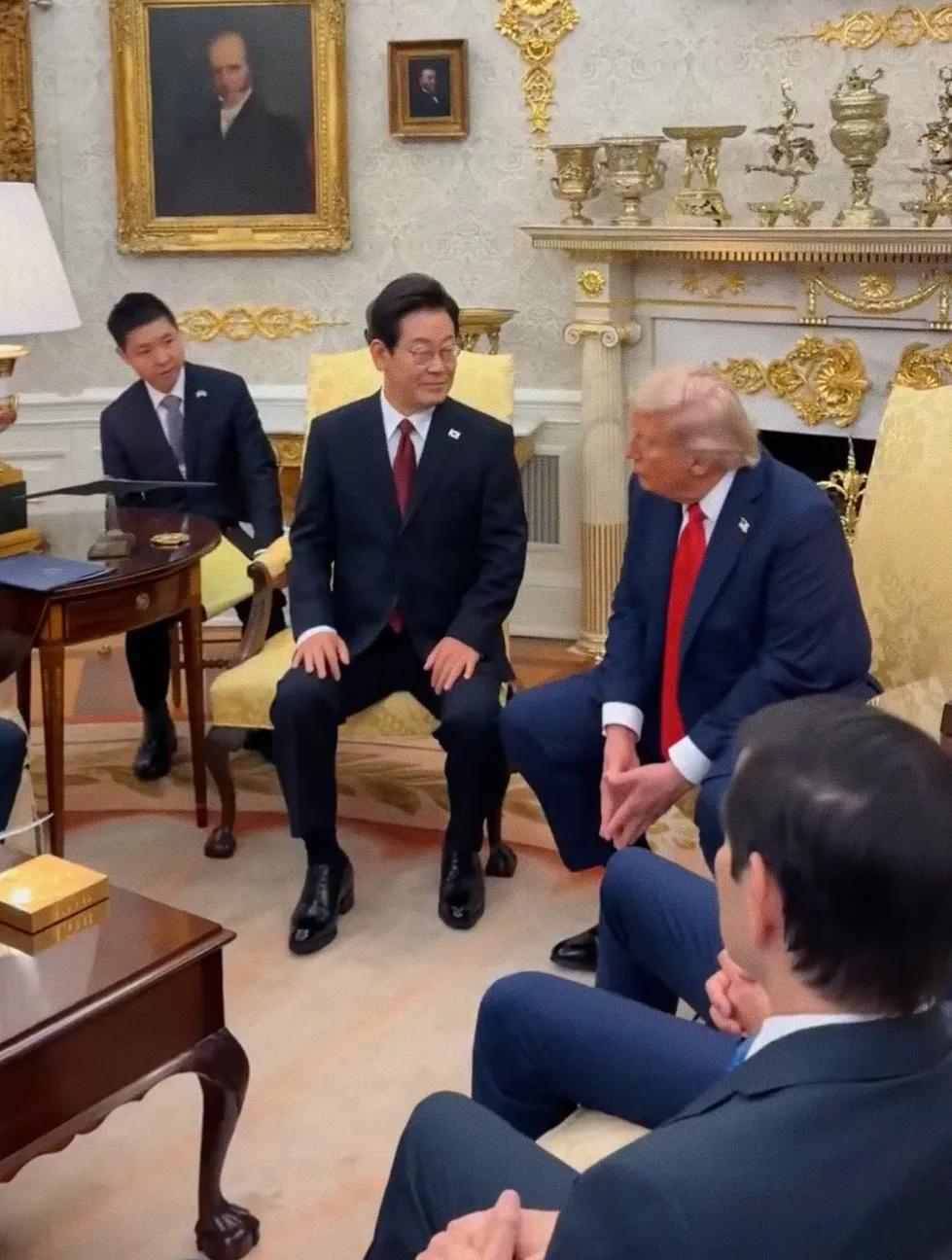 李在明还是别笑的好，他这一笑显得眼睛都小了！