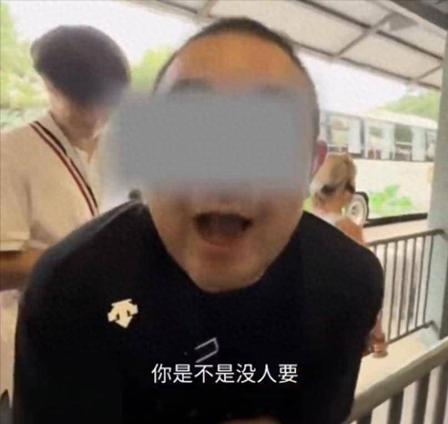 简直无法无天！7月6日北京慕田峪长城，四十多岁持证导游带着外籍游客当众插队，女游