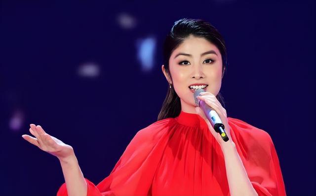 演唱会穿三角裤,五十二岁陈慧琳,彻底丢了自己的体面