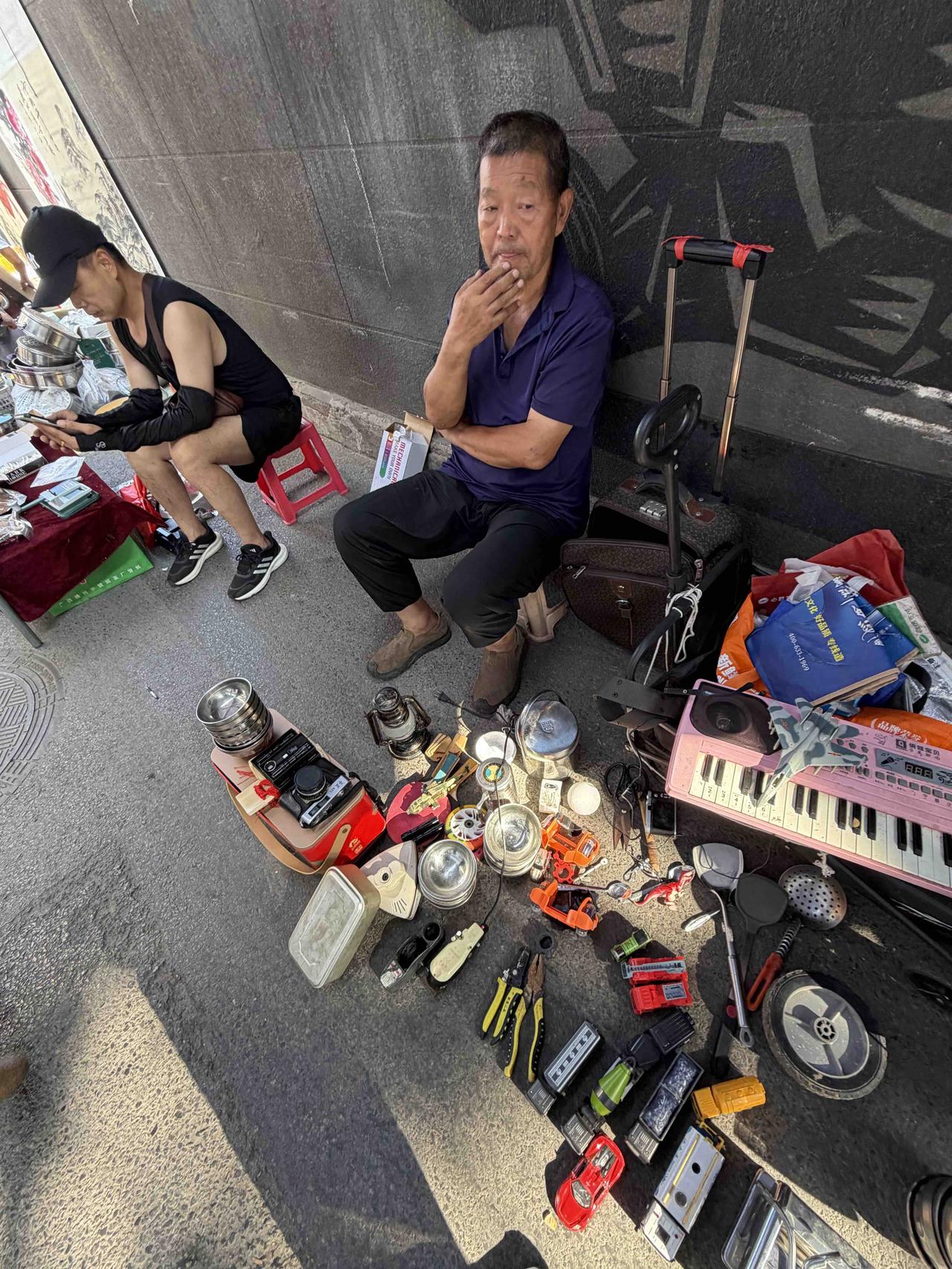 上周，我逛西安档子，走到西仓南巷时，看到一家摊子上，在售卖老式的马灯，也叫煤油灯