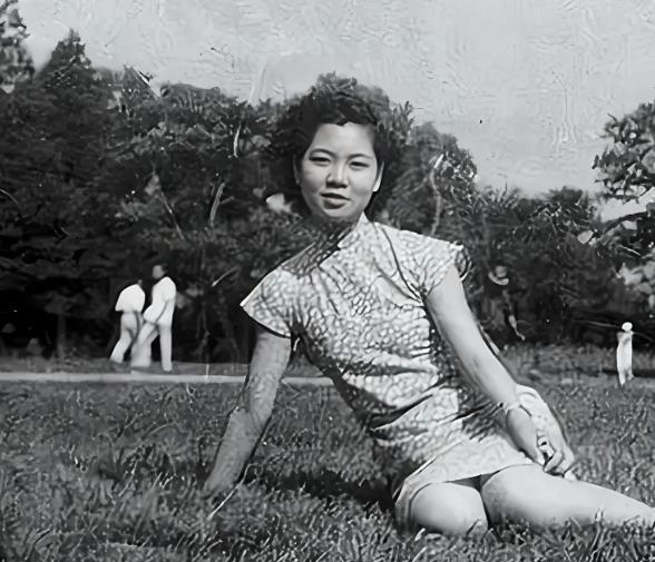 1941年一天深夜，戴笠把他的秘书周志英抱到了床上，两人一番甜蜜过后，周志英依偎