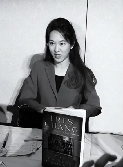 2004年，戳穿南京大屠杀真相的张纯如，在车内身亡！当时大家都认为她是自杀，谁知