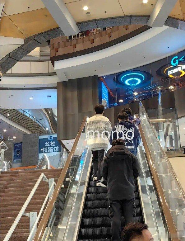 好快的抱团！网友路遇ShadowElk跟Knight一同逛商场。此前ELK发布