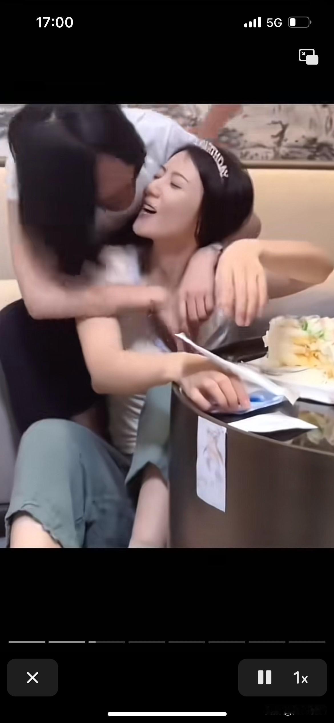 高圆圆被亲了，而且是女的亲女的，这波操作真的让人大跌眼镜。不过还是非常真实的美，