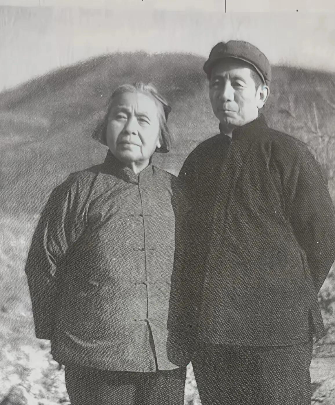 1975年，71岁的丁玲刚从秦城监狱出来，就被送到山西农村“养起来”，每月80块
