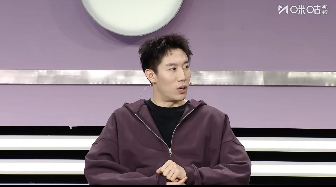 程靖琪谈被林高远的球打肿眼睛11月24日，程靖琪在直播间谈和林高远比赛中的小